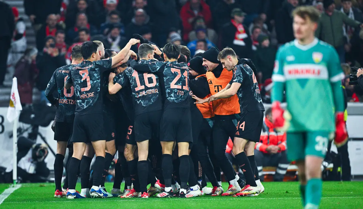 Bayern tampil di markas Stuttgart dengan masih membawa suasana perayaan ulang tahun, yang jatuh pada 27 Februari lalu. Kemenangan ini membawa Bayern Munchen semakin kukuh di puncak klasemen dengan mengoleksi 61 poin dari 24 pertandingan, unggul 11 poin dari Bayer Leverkusen yang berada pada posisi kedua. (Tom Weller/dpa via AP)