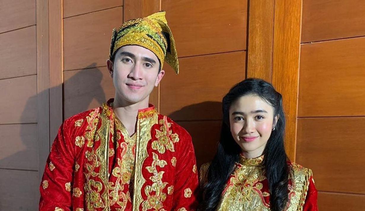 Beradu akting di sinetron Cinta Anak Muda, membuat Verrell Bramasta dengan Febby Rastanty selalu terlihat kompak. Seperti saat mereka serasi memakai pakaian adat khas Minangkabau. Keduanya terlihat sama-sama menawan,(Liputan6.com/IG/@bramastavrl)