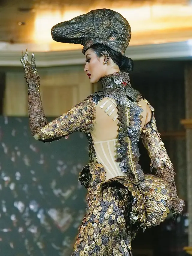 Potret Kostum 'Komodo Dragon' Ayu Maulida di Ajang Miss Universe 2020, Curi Perhatian. (Sumber: Instagram/royalstory.picture)