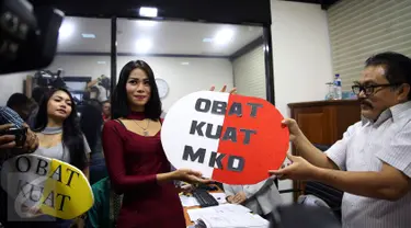 Dua wanita dari Indonesia Parlemen Watch (IP Watch) memberikan simbolik obat kuat saat menyambangi Mahkamah Kehormatan Dewan (MKD) DPR RI, di Kompleks Parlemen, Jakarta, Kamis (24/11). (Liputan6.com/Johan Tallo)