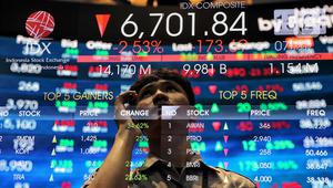 Pekerja menatap layar monitor yang menampilkan Indeks Harga Saham Gabungan (IHSG) di Bursa Efek Indonesia, Jakarta, Jumat (7/2/2025). (Liputan6.com/Angga Yuniar)