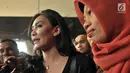 Politikus PDIP Rieke Diah Pitaloka (kiri) memberi keterangan saat mendampingi terpidana kasus pelanggaran ITE Baiq Nuril Maknun (kanan) menemui Menkumham Yasonna Laoly di Kantor Kemenkumham, Jakarta, Senin (8/7/2019). (merdeka.com/Iqbal Nugroho)