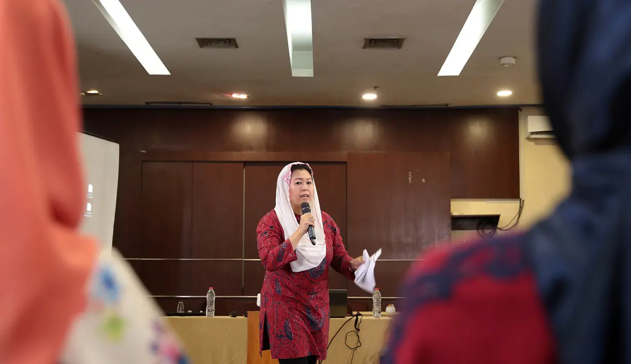 Menjadi salah satu dewan juri di ajang Puteri Muslimah 2017, tokoh perempuan Yenny Wahid menggantungkan harapan kepada 20 wanita berhijab yang telah lolos menjadi finalis Puteri Muslimah Indonesia 2017. (Deki Prayoga/Bintang.com)