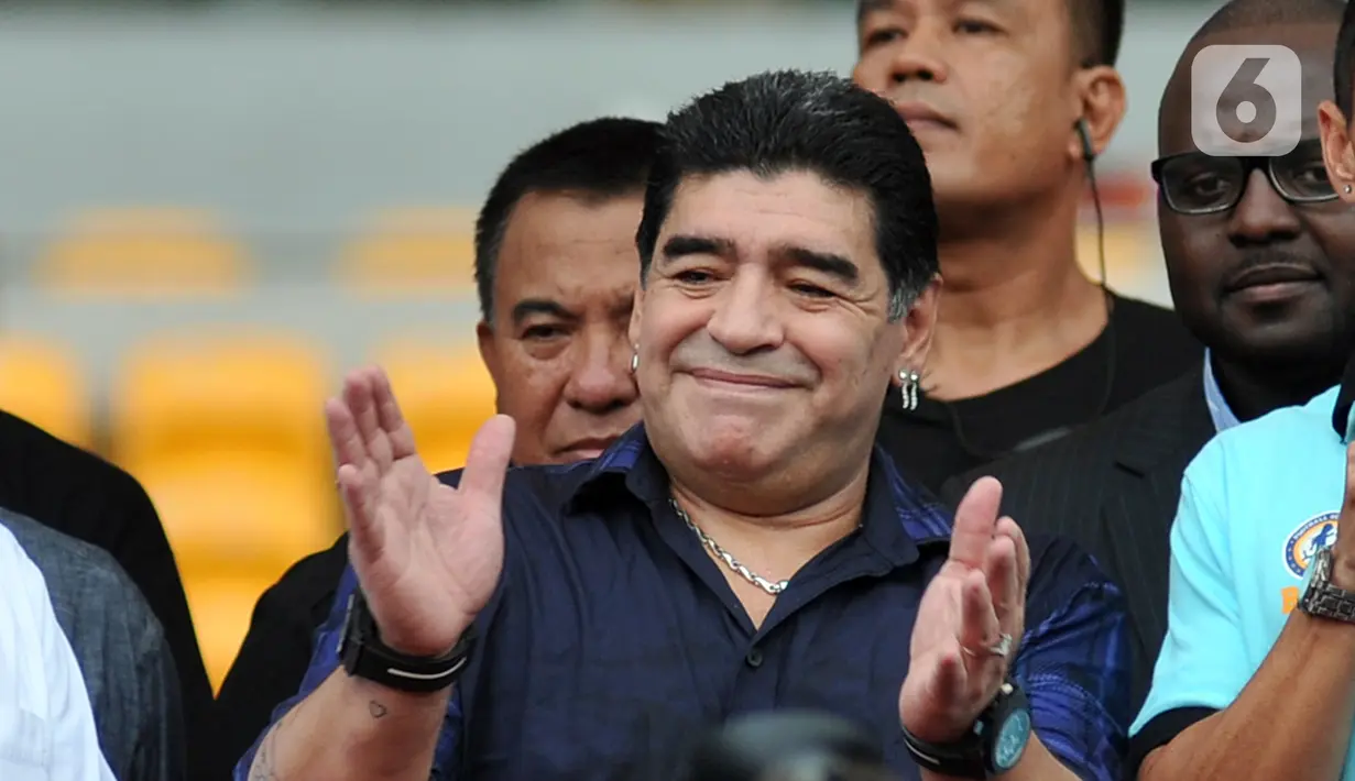 Legenda sepak bola Argentina Diego Maradona menyapa penggemarnya saat datang ke Stadion Gelora Bung Karno (GBK), Senayan, Jakarta, Sabtu (29/6/2013). Diego Maradona dikabarkan meninggal dunia karena serangan jantung. (Liputan6.com/Helmi Fithriansyah)