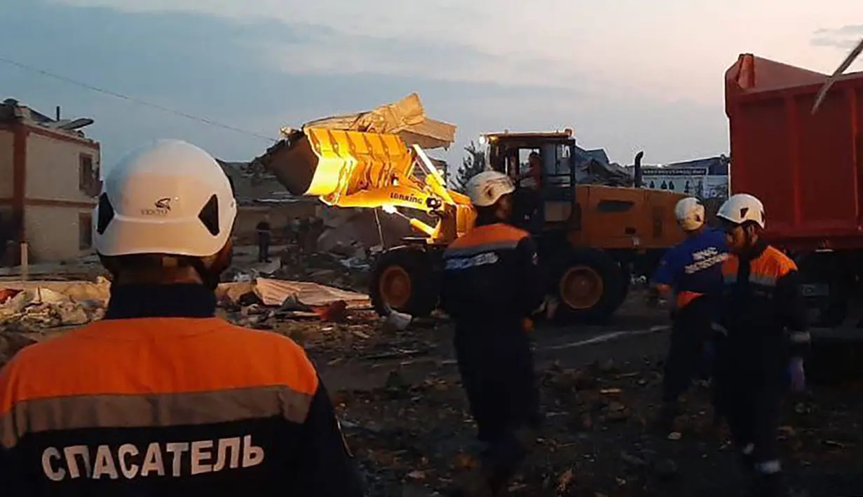 Pihak berwenang Rusia mengatakan bahwa sekitar 260 pekerja darurat telah dikerahkan, begitu pula pesawat untuk mengevakuasi korban luka serius ke Moskow. (Handout/RUSSIAN EMERGENCY MINISTRY/AFP)