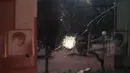 Tragedi Trisakti pada Mei 1998, merupakan salah satu momen paling krusial dalam sejarah politik di Indonesia. Tampak dalam foto, kaca yang terdapat bekas tembakan peluru dipajang di Museum Tragedi 12 Mei di kampus Universitas Trisakti, Jakarta pada 22 April 2026. (Yasuyoshi Chiba/AFP)