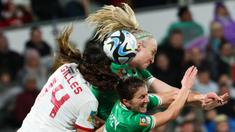 Pemain Irlandia, Niamh Fahey (kanan bawah dan Louise Quinn (kanan atas) berebut bola dengan pemain Kanada Vanessa Gilles pada laga Grup B Piala Dunia Wanita 2023 di Perth Rectangular Stadium, Perth, Australia, 26 Juli 2023. (AFP/Colin Murty)