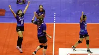 Para pemain Jakarta Elektrik PLN merayakan kemenangan atas Jakarta Pertamina Energi dengan tiga set langsung 25-19, 25-18, 25-9  pada lanjutan Proliga 2016 di Hall Basket Gelora Bung Karno, Senayan, Jakarta, Sabtu (2/4/2016). (Bola.com/Nicklas Hanoatubun)