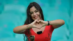 Model Larissa Riquelme berpose dengan memberi isyarat hati sebelum pertandingan Copa America 2019 antara Paraguay dengan Kolombia di Fonte Nova Arena, Salvador, Brasil, Minggu (23/6/2019). Wanita cantik dan seksi ini merupakan model terbaik dan termahal di Paraguay. (Raul ARBOLEDA/AFP)