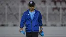 Pelatih Arema FC, Joko Susilo, bersiap untuk memimpin latihan di SUGBK, Jakarta, Jumat (30/3/2018). Latihan ini persiapan jelang laga Liga 1 melawan Persija Jakarta. (Bola.com/Vitalis Yogi Trisna)