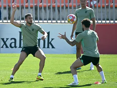 Gelandang Atletico Madrid #06 Koke (kiri) menghadiri sesi latihan menjelang leg kedua perempat final Liga Champions, di tempat latihan klub di Majadahonda, dekat Madrid, Senin (15/4/2024). (JAVIER SORIANO / AFP)