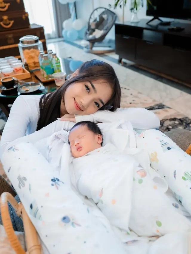 Potret Fuji Jenguk Baby Jyad Anak Shandy Purnamasari dan Gilang Widya (instagram/fadlyfsl_, instagram/fuji_an)