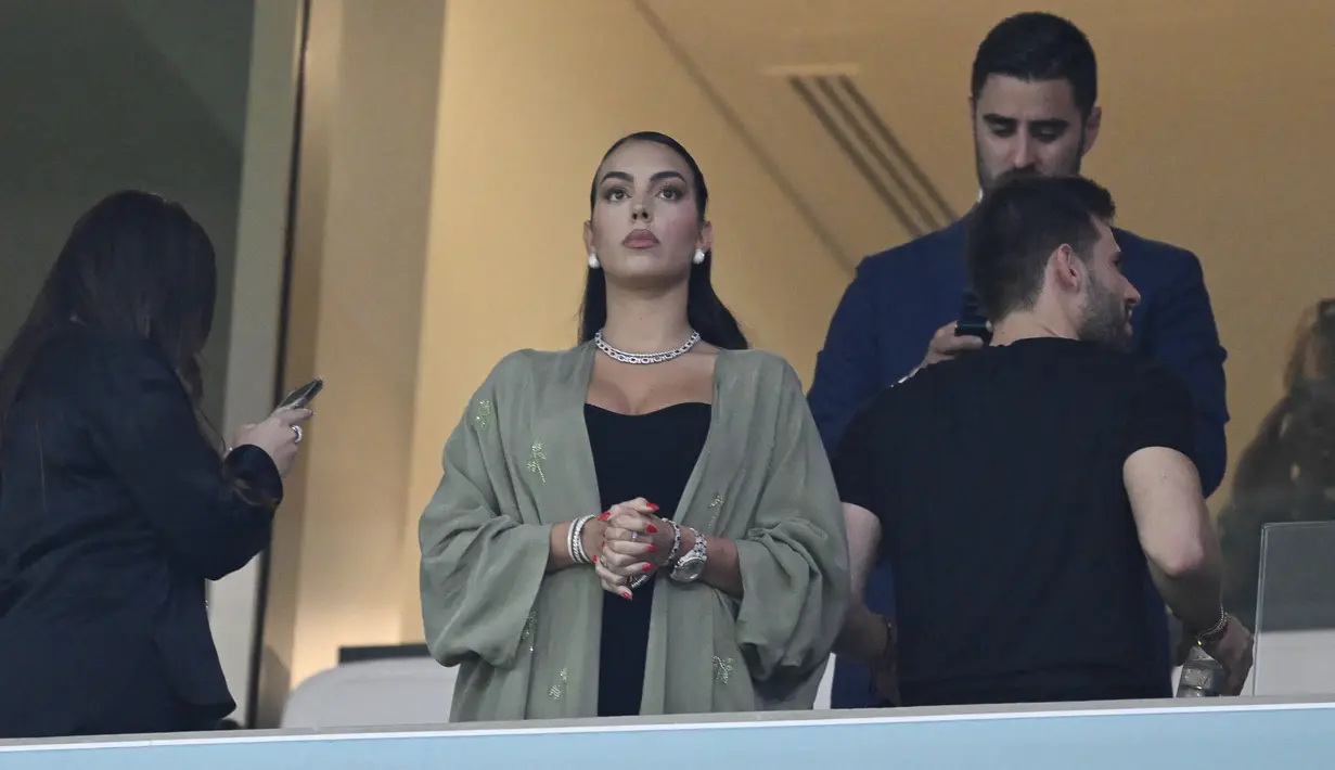 Kekasih Cristiano Ronaldo, Georgina Rodriguez, hadir langsung memberikan dukungan saat Timnas Portugal berhadapan dengan Swiss pada laga Piala Dunia di Stadion Lusail, Doha, Selasa (6/12/2022). (AFP/Patrice De Melo Moreira)