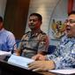 Anggota Ombudsman Adrianus Meliala (kanan) bersama Irwasum Polri Bambang Suhariono (tengah) saat memaparkan hasil kajian terkait perizinan senjata api di Ombudsman RI, Jakarta, Selasa (22/1). (Liputan6.com/JohanTallo)