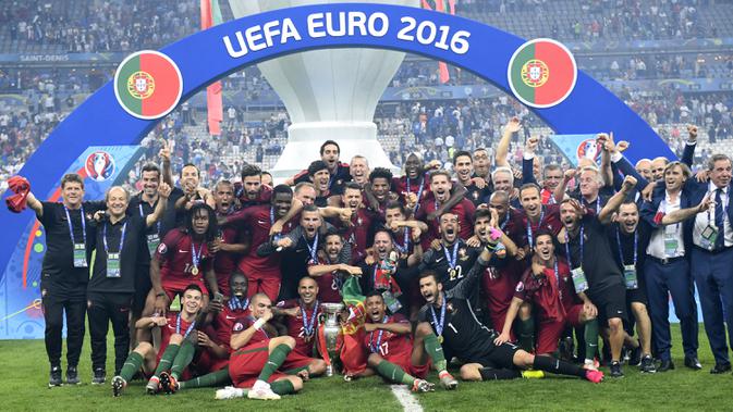 Para pemain Portugal berpose dengan trofi Piala Eropa 2016 usai mengalahkan Prancis pada laga final di Stade de France, Saint-Denis, Prancis, 10 Juli 2016. Piala Eropa 2020 rencananya dimulai pada 11 Juni hingga 11 Juli 2021. (PHILIPPE DESMAZES/AFP)