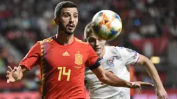 Bek Spanyol, Jose Gaya, berusaha mengontrol bola saat melawan Kepulauan Faroe pada laga Kualifikasi Piala Eropa 2020 di Stadion El Molinon, Gijon, Minggu (8/9). Spanyol menang 4-0 atas Kepulauan Faroe. (AFP/Miguel Riopa)