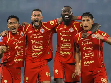 Pemain Persija Muhammad Rayhan Hannan, Emaxwell Souza De Lima, Allano Brendon De Souza Lima dan Eksel Timothy Joseph Runtukahu (kiri ke kanan) saat merayakan kemenangan atas Persebaya pada pertandingan pekan ke-27 BRI Super League 2025/2026 di Stadion Utama Gelora Bung Karno (SUGBK), Jakarta, Sabtu (11/4/2026). Menjamu Persebaya Surabaya di Stadion Utama Gelora Bung Karno (SUGBK), Persija Jakarta tampil impresif. (Bola.com/Bagaskara Lazuardi)