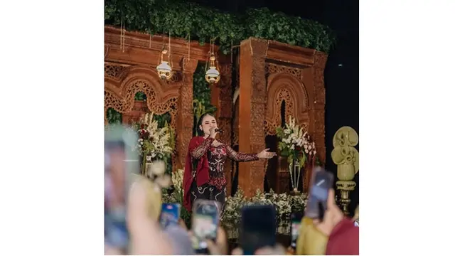 6 Potret Niken Salindry, Pesinden Viral Borong Dagangan Penjual Es Teh saat Manggung
