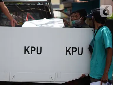 Petugas mendistribusikan logistik kotak suara Pilkada Depok 2020 di sejumlah RW Kecamatan Beji, Depok, Jawa Barat, Selasa (8/12/2020). Total, ada 4.049 kotak suara yang sedang didistribusikan ke TPS setempat dan di dalamnya terdapat 1.262.051 lembar surat suara. (Liputan6.com/Immanuel Antonius)