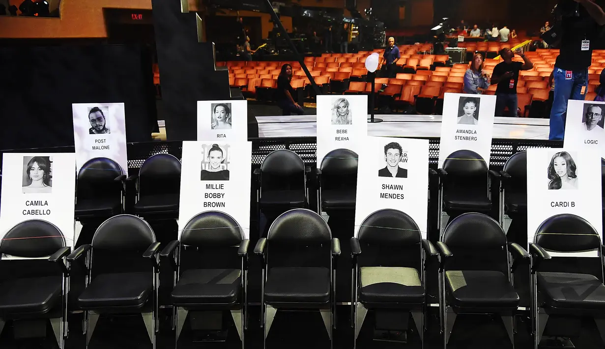 Deretan tempat duduk disertai foto para musisi dan tamu berjejer rapi jelang ajang MTV Video Music Awards (MTV VMA) 2018 di Radio City Music Hall, New York, 17 Agustus 2018. MTV VMA 2018 akan berlangsung 20 Agustus mendatang. (AFP/Angela Weiss)