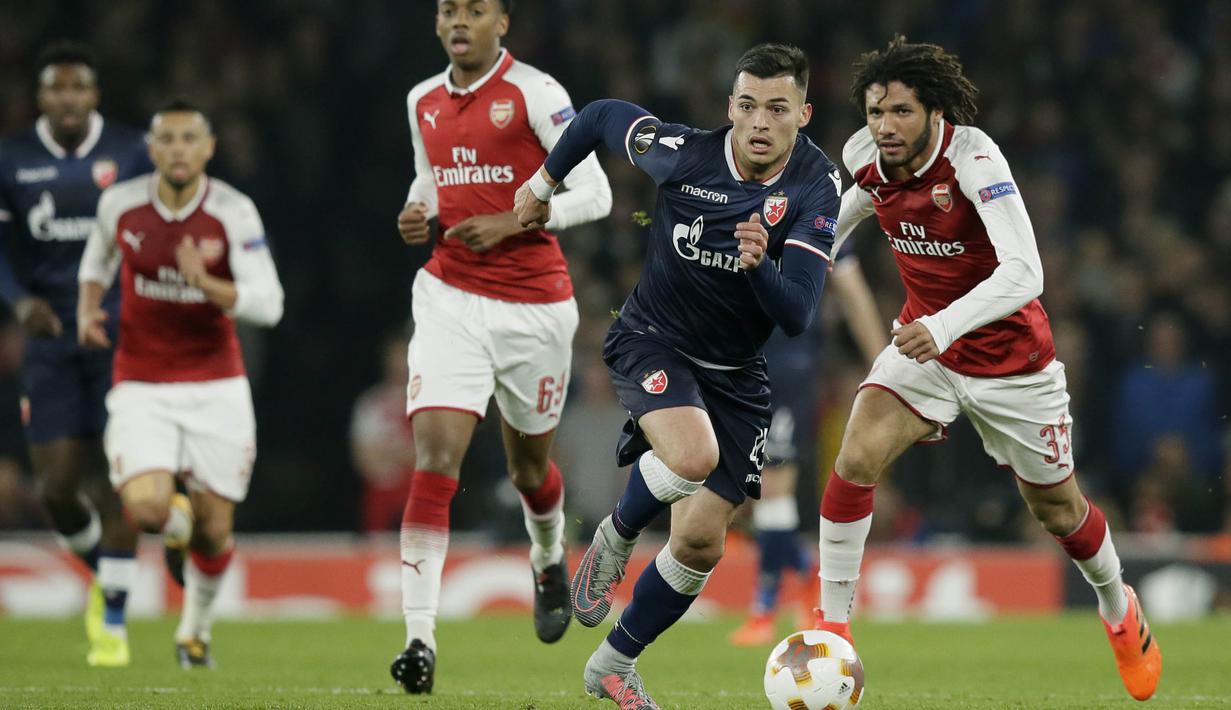 Gelandang Crvena Zvezda, Nemanja Radonjic, menggiring bola saat melawan Arsenal pada laga Liga Europa di Stadion Emirates, London, Kamis (2/11/2017). Kedua klub bermain imbang 0-0. (AP/Tim Ireland)