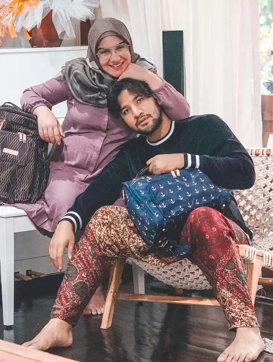 "Saya berpikir terlalu jauh tentang operasi (sebelum persalinan) karena sebelumnya kami pernah kehilangan anak kembar, jadi rasa was-was kami dua kali lipat," tutur Ammar. (Instagram/_irishbella_)