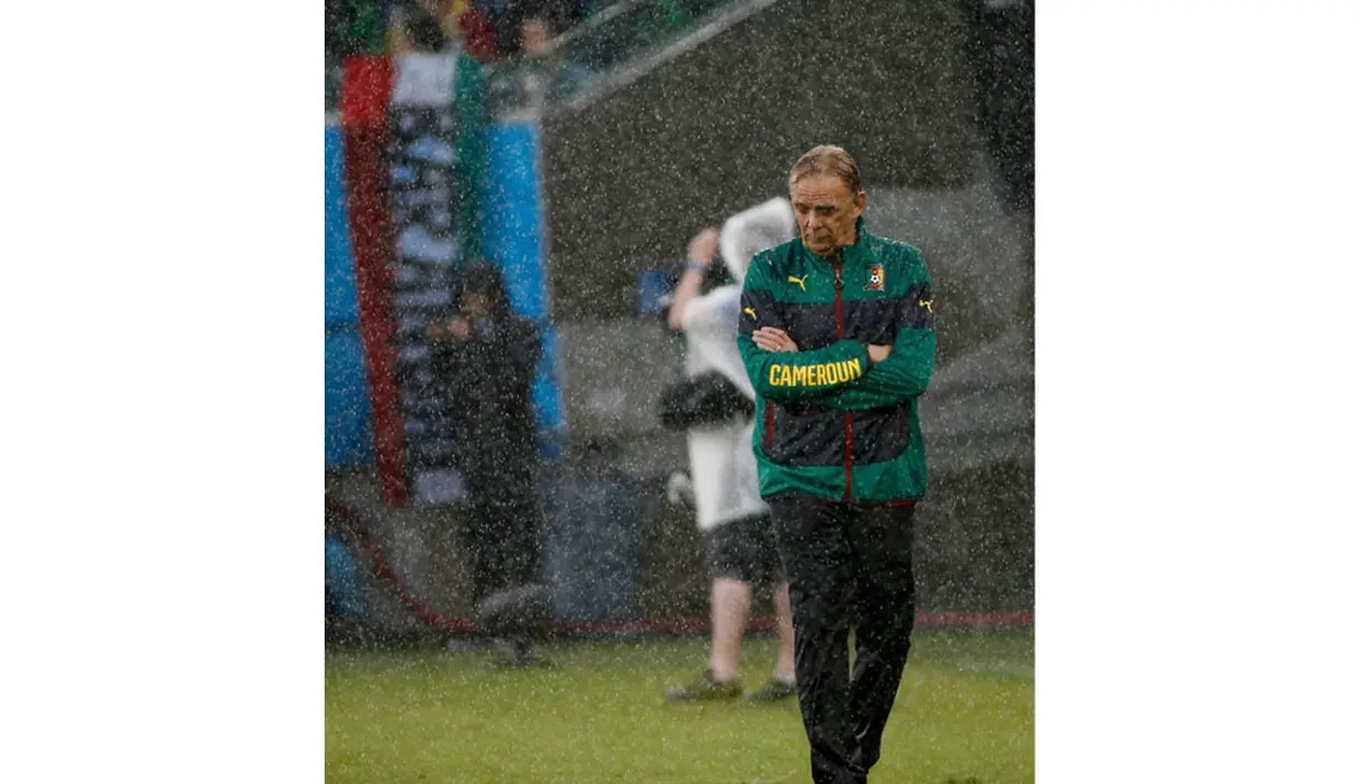 Pelatih Kamerun, Volker Finke, tertunduk usai dikalahkan Meksiko di laga penyisihan grup A Piala Dunia 2014 di Estadio das Dunas, Natal, Brasil, (13/6/2014). (REUTERS/Jorge Silva)