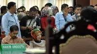 Walikota nonaktif Palembang, Romi Herton dan istrinya, Masyito saat mendengarkan pembacaan dakwaan oleh JPU di Pengadilan Tipikor, Kamis (20/11/2014). (Liputan6.com/Miftahul Hayat) 