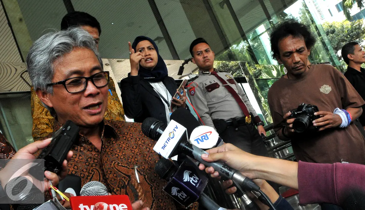 Direktur Utama PT Pertamina (Persero) Dwi Soetjipto menjawab pertanyaan wartawan saat berada di Gedung KPK usai menyerahkan Laporan Harta Kekayaan Penyelenggara Negara (LHKPN) di KPK, Jakarta, Senin (31/8/2015). (Liputan6.com/Herman Zakharia)