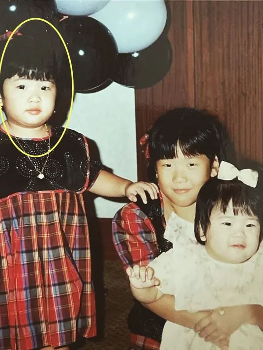 Puluhan tahun berlalu, tak terasa Angela, Valencia dan Jessica Tanoesoedibjo telah melepas masa lajangnya. Dulu lucu dan menggemaskan, ketiga anak Hary Tanoesoedibjo ini makin cantik dan sukses. Dalam kolom komentar unggahan Valencia ini tak sedikit yang memuji paras kakak adik ini sangat menggemaskan. Anak kedua dari 5 bersaudara, Valencia selalu tunjukkan rasa sayangnya sedari dulu. (Liputan6.com/IG/@valenciatanoe)