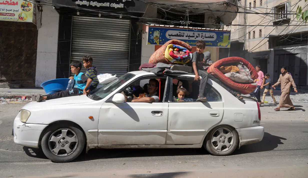 Sementara itu, UNICEF menyerukan gencatan senjata segera, mengingat bahwa anak-anak merupakan hampir setengah dari 1,1 juta orang yang diperingatkan untuk menghindari serangan darat Israel di Gaza. (AP Photo/Hatem Moussa)