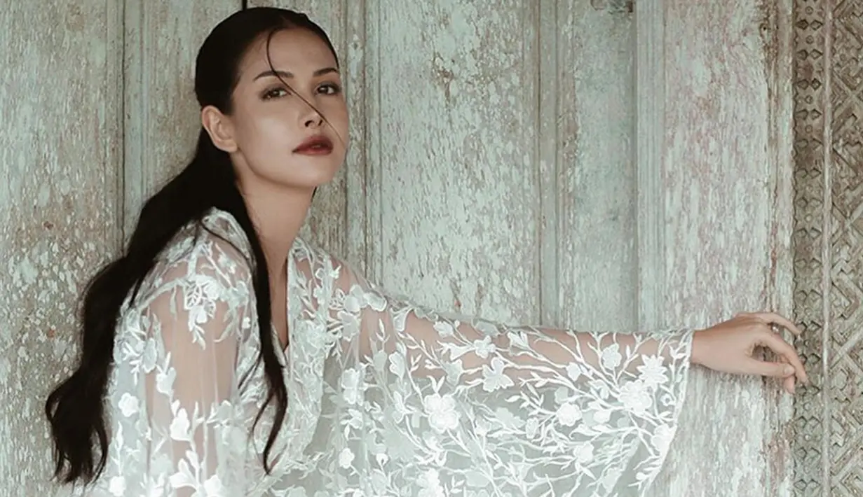 Unggahan Estelle Linden ini pun tak lepas dari perhatian netizen dan rekan artis lainnya. Bahkan, tak sedikit pula yang turut mengucapkan selamat kepada Estelle Linden karena telah resmi menjadi WNI.(Liputan6.com/IG/@estelleelinden)