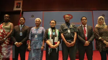 Menlu Retno LP Marsudi (tengah) berfoto bersama usai membuka kegiatan peringatan ke-60 Konferensi Asia Afrika (KAA) dan peringatan ke-10 New Asian-African Strategic Partnership (NAASP) di gedung Kemlu, Jakarta, Senin (9/11). (Liputan6.com/Faizal Fanani)