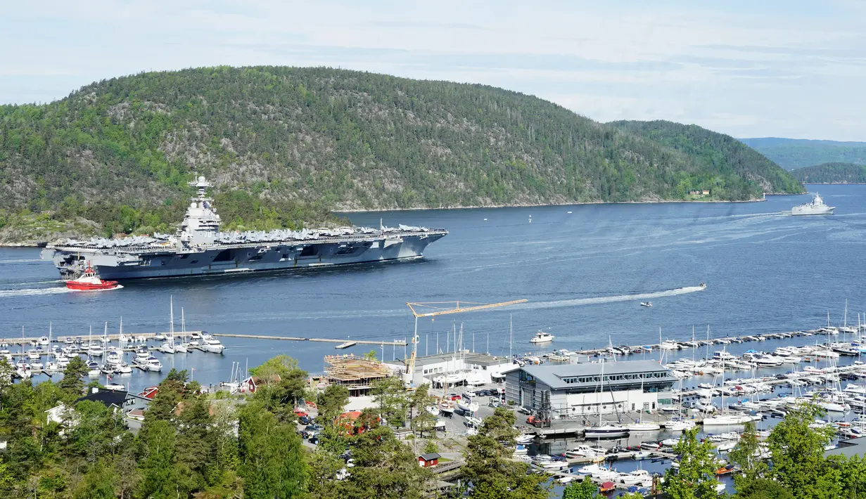 Kapal induk USS Gerald R. Ford Angkatan Laut AS sepanjang 337 meter (1.106 kaki) terlihat dalam perjalanan menuju Oslo Fjord, di sini di Jeløya dekat Moss, Norwegia, pada 24 Mei 2023. (Terje Pedersen/NTB/AFP)