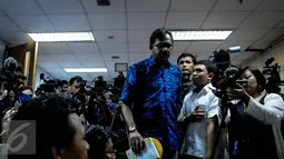 Ketua Kontras, Haris Azhar sebagai pemohon hadir dalam sidang putusan di ruang komisioner Komisi Informasi Publik (KIP) di Jakarta, Senin (10/10). Sebelum, sidang putusan tewasnya Munir telah berlangsung sebanyak enam kali. (Liputan6.com/Faizal Fanani)