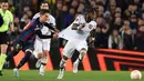 Pemain Barcelona, Gavi (kiri) menarik baju dari pemain MU, Fred saat menggiring bola dalam pertandingan leg pertama play-off babak gugur Liga Europa 2022/2023 yang berlangsung di Camp Nou, Jumat (17/2/2023). (AFP/Josep Lago)