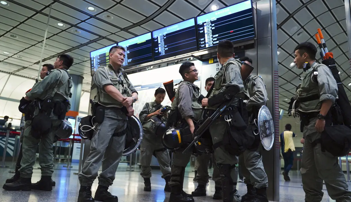 Polisi anti huru-hara berjaga di stasiun pusat ekspres bandara di pusat kota Hong Kong, Sabtu (7/9/2019). Kepolisian Hong Kong membatasi layanan transportasi bandara dan stasiun kereta pada Sabtu, 7 September 2019 menyusul rencana adanya unjuk rasa pekan kedua. (AP Photo/Vincent Yu)