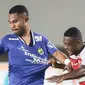 Madura United yang tak mau tampil mengecewakan terus menerus menekan Persib Bandung. Saling tarik baju antara Ardi Idrus dan David Laly pun tak terelakkan.  (Bola.com/Bagaskara Lazuardi)