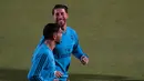 Bek Real Madrid, Sergio Ramos tersenyum saat melakukan pemanasan dalam latihan di Abu Dhabi, Uni Emirat Arab,(11/12). (AP Photo/Hassan Ammar)