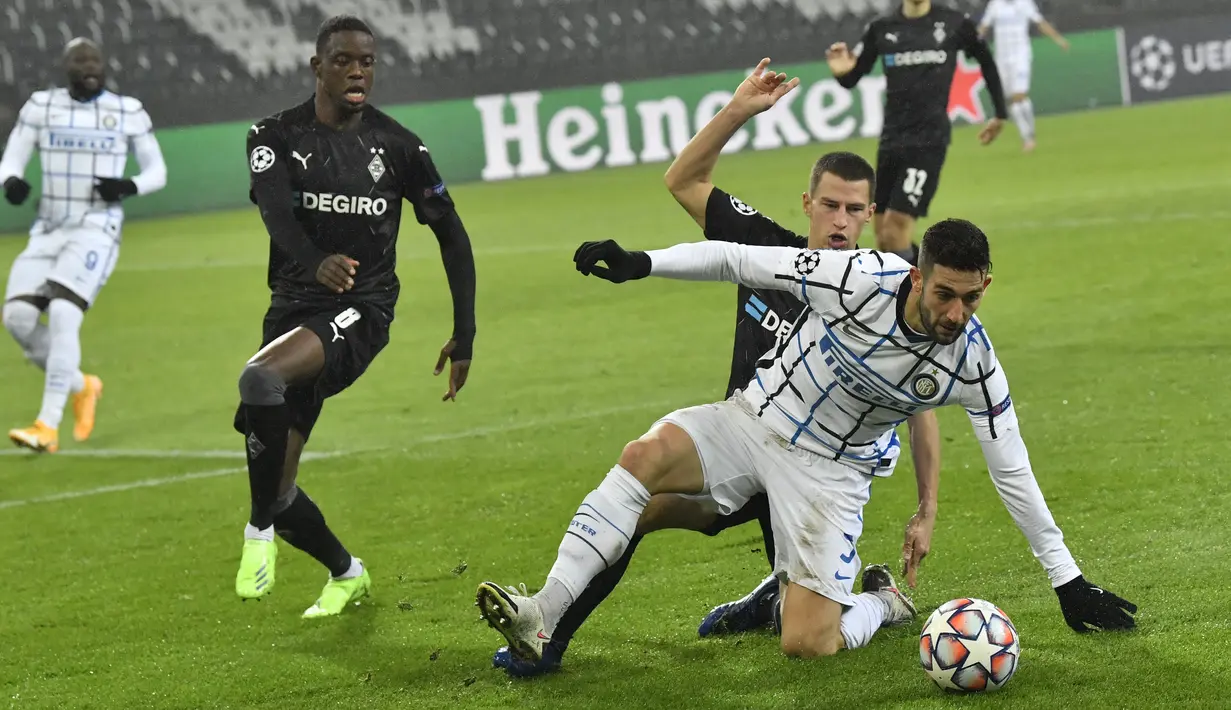 Gelandang Inter Milan, Roberto Gagliardini berebut bola dengan bek Borussia Monchengladbach, Stefan Lainer pada matchday 5 Grup B Liga Champions 2020/21, di Stadion Borussia Park, Rabu (2/12/2020) dini hari WIB. Inter Milan memetik kemenangan 3-2 atas Gladbach. (AP Photo/Martin Meissner)