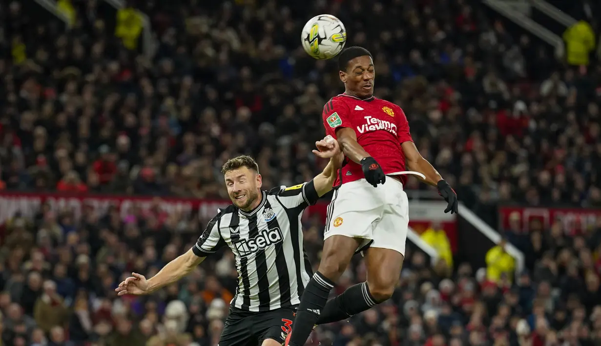 Man United dihajar Newcastle dengan skor 0-3 di depan pendukungnya sendiri. (AP Photo/Dave Thompson)