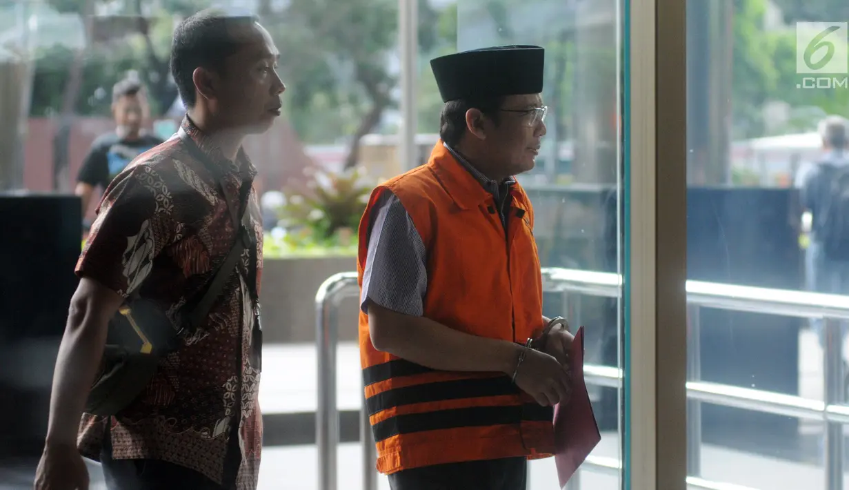 Wakil Ketua DPR Bidang Keuangan nonaktif Taufik Kurniawan (kanan) tiba di Gedung KPK, Jakarta, Selasa (5/3). KPK memeriksa Taufik Kurniawan untuk melengkapai berkas terkait dugaan suap DAK Kebumen TA 2016. (merdeka.com/Dwi Narwoko)