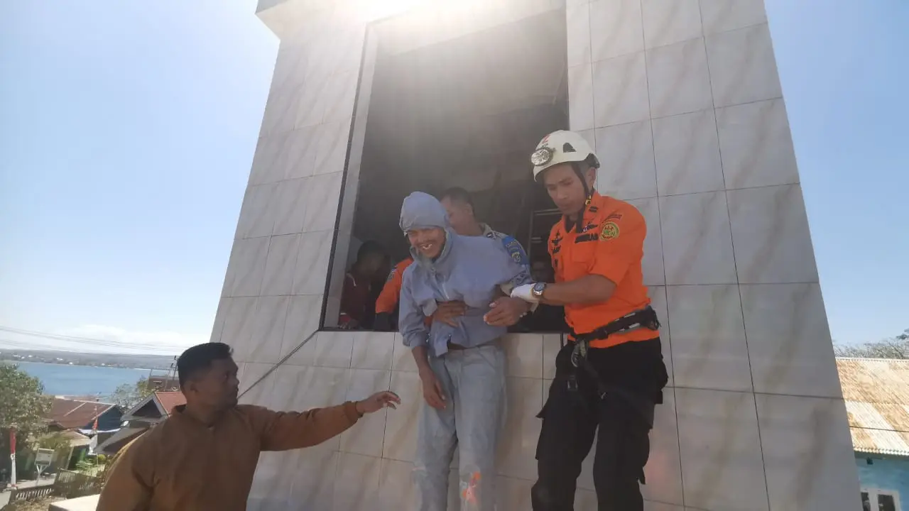 Seorang ODGJ dievakuasi tim SAR usai hendak melompat dari menara masjid di Baubau.