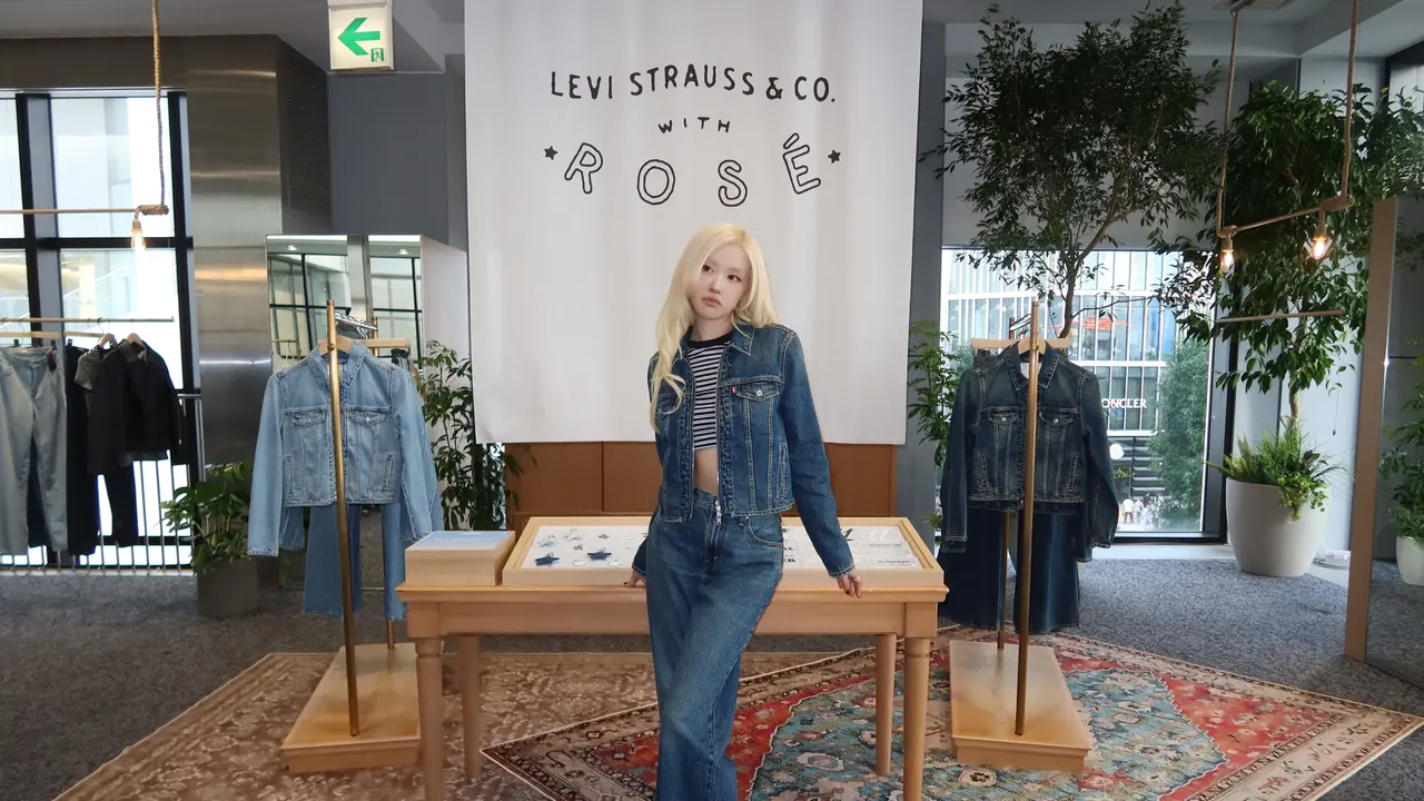 Saat Gaya Rosé BLACKPINK Bertemu Personal Style, Denim Ini Bisa Dikustomisasi
