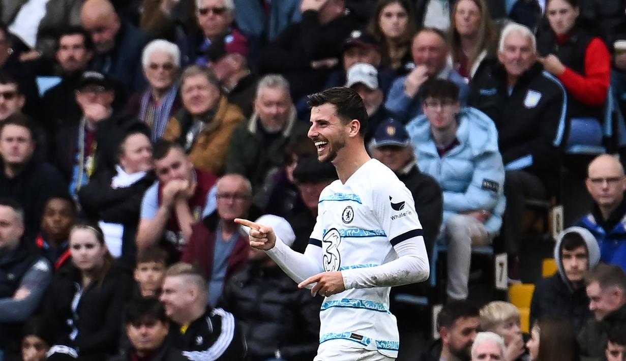 Selebrasi gelandang Chelsea, Mason Mount setelah menjebol gawang Aston Villa pada laga Liga Inggris 2022/2023 di Villa Park, Birmingham (16/10/2022). Kontrak mason Mount bersama Chelsea akan habis pada akhir musim 2023/2024 dan hingga kini proses perpanjangannya masih menemui hambatan. Chelsea berpeluang melepasnya ke Liverpool pada awal musim 2023/2024 untuk menghindari sang pemain berstatus gratisan jika tetap mempertahankannya. (AFP/Ben Stansall)