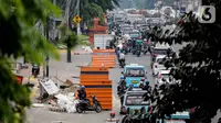 Kendaraan terjebak kemaceten di sepanjang Jalan Otista Raya, Jatinegara, Jakarta, Kamis (10/9/2019). Kemacetan disebabkan karena terdapat banyak titik di ruas jalan tersebut yang sedang mengerjakan proyek pembangunan trotoar dan galian kabel. (Liputan6.com/Faizal Fanani)