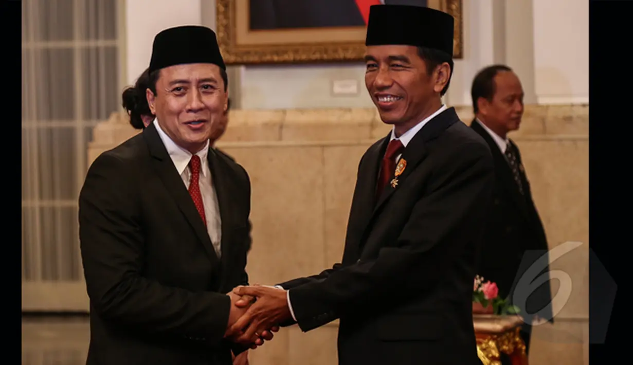 Presiden Joko Widodo resmi melantik Triawan Munaf sebagai Kepala Badan Ekonomi Kreatif di Istana Negara, Jakarta, Senin (26/1/2015). (Liputan6.com/Faizal Fanani)