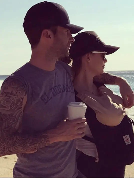 Meskipun sudah tersiar kabar bahwa saat ini Behati Prinsloo tengah mengandung anak keduanya, namun belum diketahui usia kandungan dari istri Adam Levine ini. (Instagram/adamlevine)