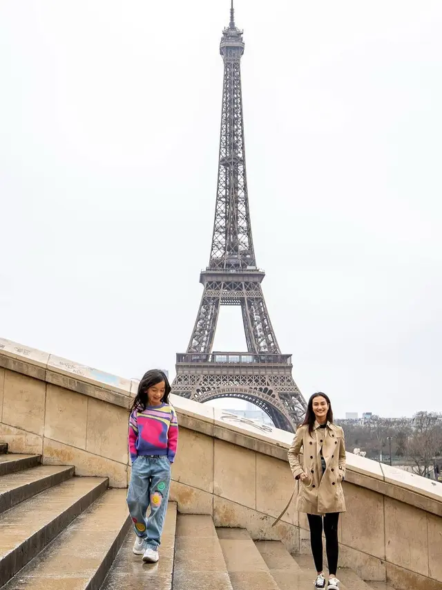 6 Potret Atiqah Hasiholan Liburan Berdua dengan Anak di Paris, Kompak Banget