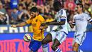 Luis Suarez (kiri) mengontrol bola dari kejaran dua pemain Chelsea saat International Champions Cup 2015 di Landover, Maryland, Rabu (29/7/2015). Chelsea menang 4-2 lewat adu penalti, usai bermain imbang 2-2 waktu normal. (AFP/NICHOLAS KAMM)